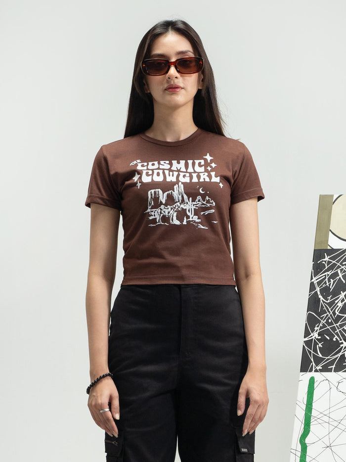 Y2K Brown Cropped Tee Female Model Side – Cosmic Cowgirl – GROOVY Pakistan