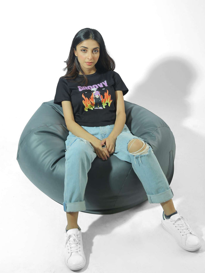 Black Baby Tee Female Model Side Angle – GROOVY Girl – GROOVY Pakistan