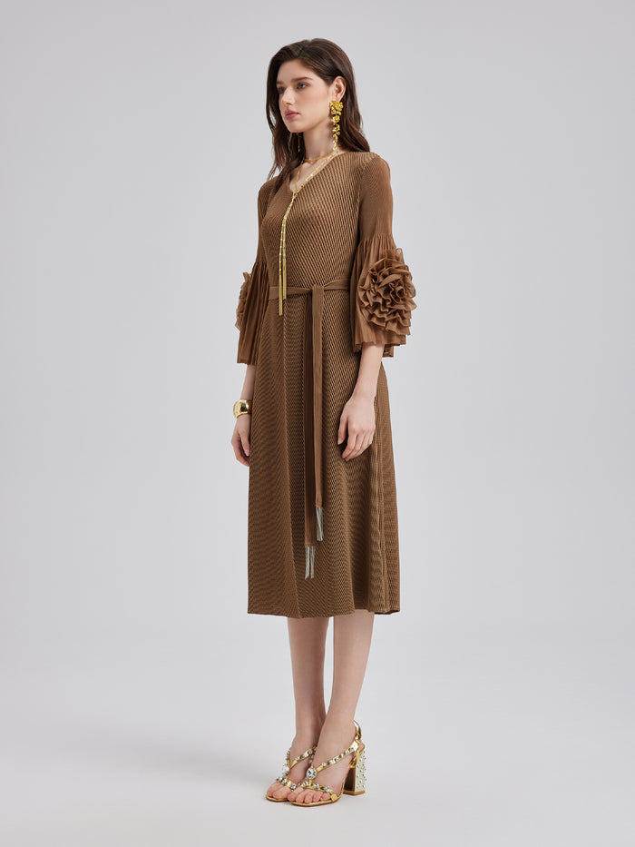 Lightweight garment with relaxed shape and simple structure