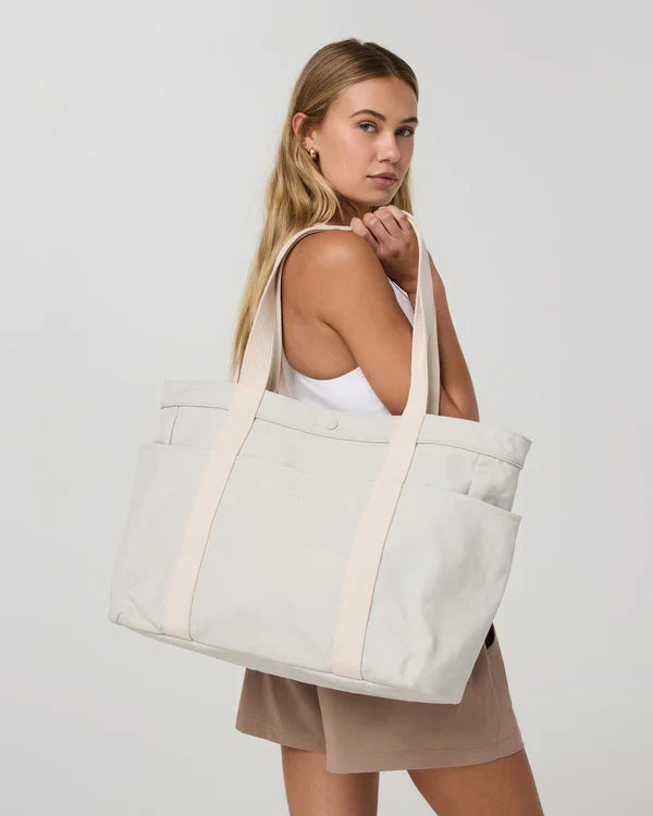 effortless carryall for your everyday essentials, our Vuori Cove Canvas Tote is a roomy bag designed for travel