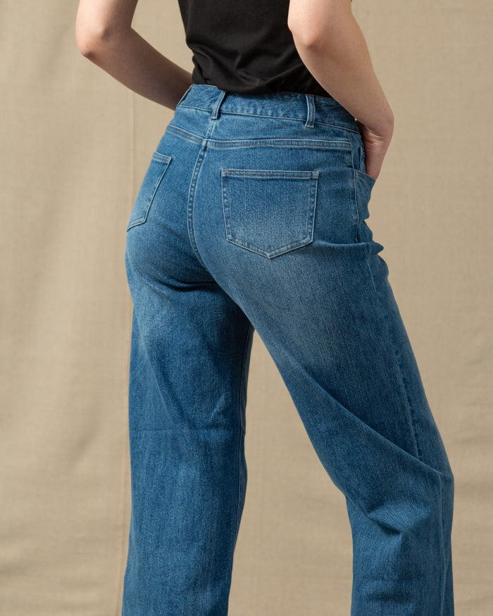 Women's Five Pocket Jean in Mid Wash Denim